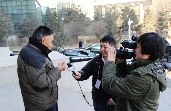 北京大学博士在重庆卖磕头。100元曾经为他的母亲筹钱买墓地